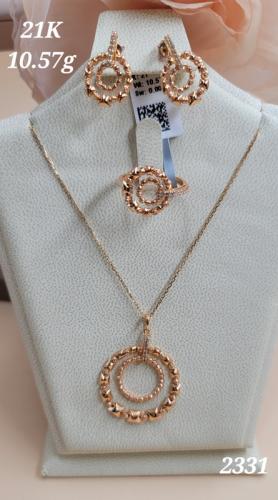 Half a pure gold set in the form of interlocking circles with elegance - 21 karat