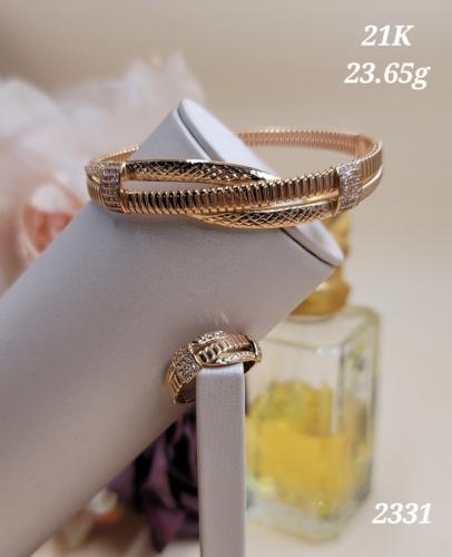 A bracelet and ring set of gold with beautiful twists around the hand - 21 karat