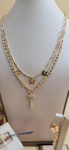 Gold key set very beautiful two layers in two different styles and a distinctive bracelet worn all together or separate pieces - 1...