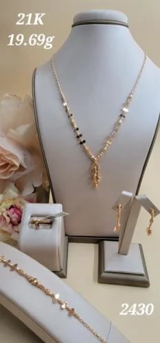 A distinguished gold set with a Shanasheel pendant worn with separate pieces - 21 karat