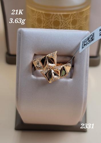 A distinguished gold ring with two opposite and faceted bands - 21 karat