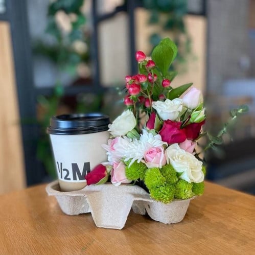 قهوة مختصة وورد