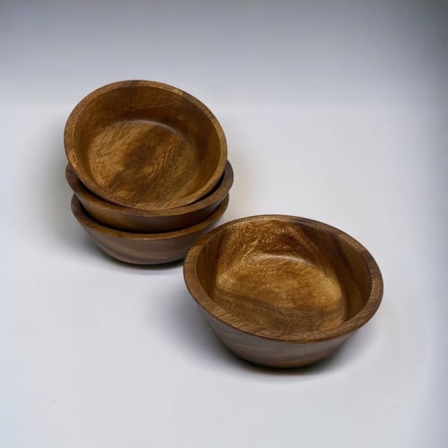 وعاء خشبي وسط