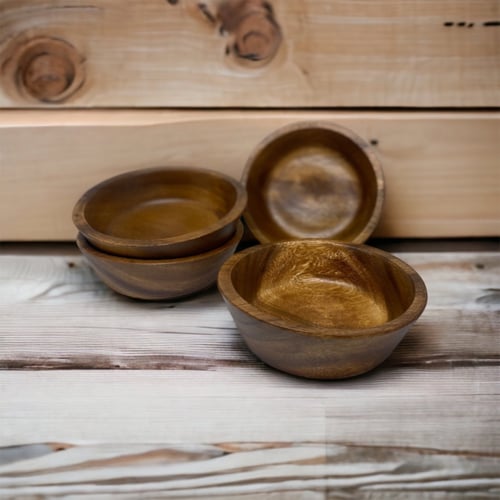 وعاء خشبي وسط