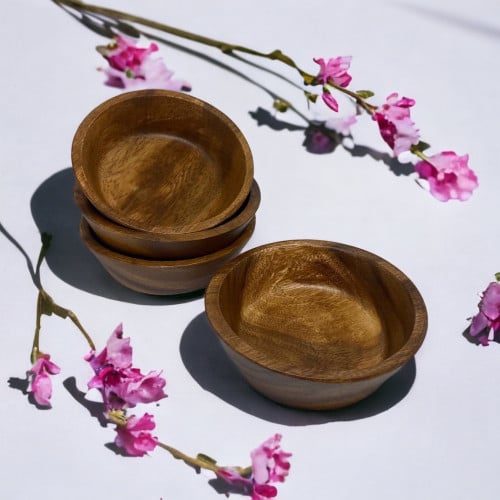 وعاء خشبي وسط