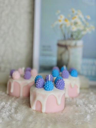 شمعة تشيز كيك التوت (صغيرة)