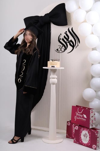 عباية تخرج أسود وذهبي