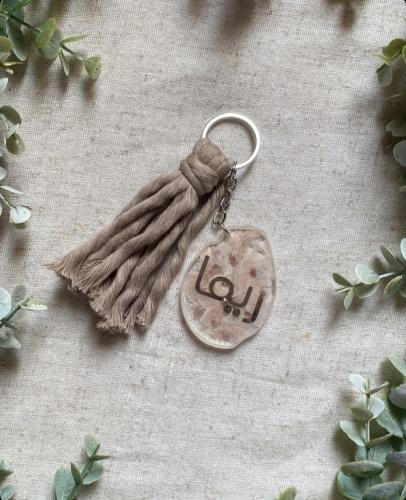 ميدالية مفاتيح ورديات ومكرمية بيج