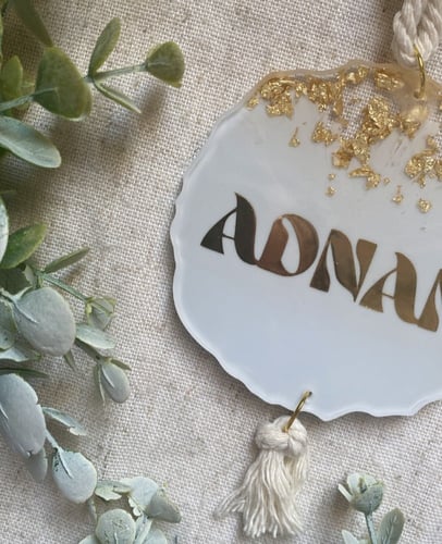 تعليقة سيارة شكل متعرج سماوي وذهبي