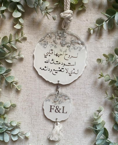 تعليقة سيارة شكل متعرج ابيض وورق فضة