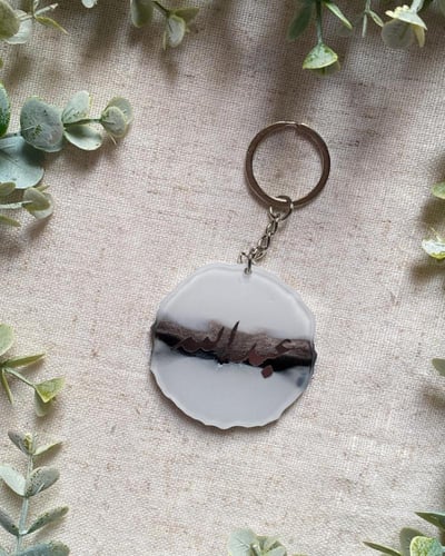 ميدالية مفاتيح شكل متعرج رماديات واسود