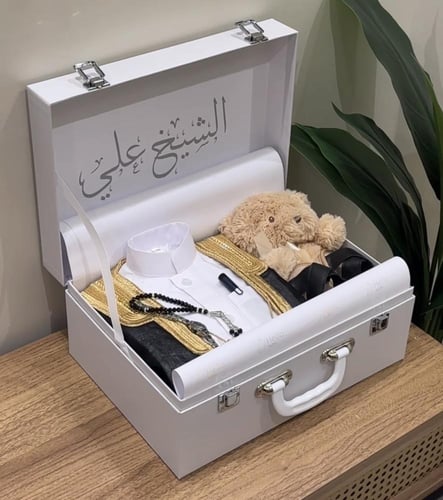 طقم رسمي ( ثوب + بشت + حذاء + دمية )