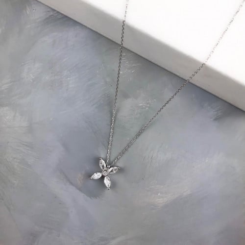 قلادة فضة مرصعة بالزيركون