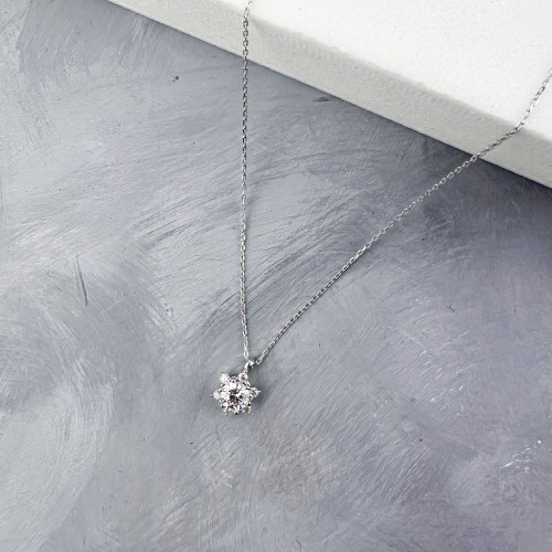 قلادة فضة مرصعة بالزيركون