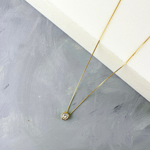 قلادة فضة مطلية بالذهب الأصفر ومرصعة بالزيركون