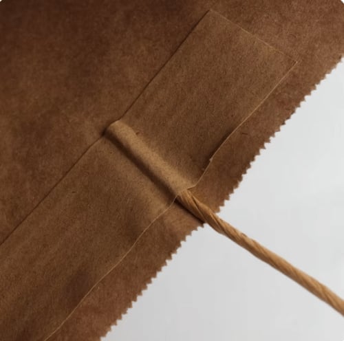 كيس ورق أسود عرضي بيد-31.5*25*12سم/12كيس