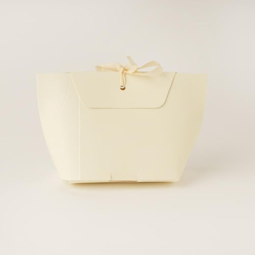 حقيبة توزيعات ورقية فاخرة بلون بيج وعبارة"عيدكم مب...