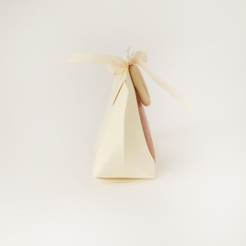 حقيبة توزيعات ورقية فاخرة بلون بيج ونمط بني وعبارة...