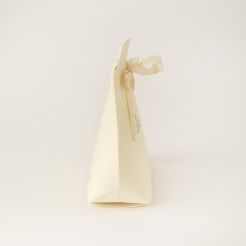 حقيبة توزيعات ورقية فاخرة بلون بيج وعبارة"عيدكم مب...