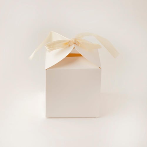 علبة توزيعات بتصميم فاخر بشريطة وعبارة عيدكم مبارك...