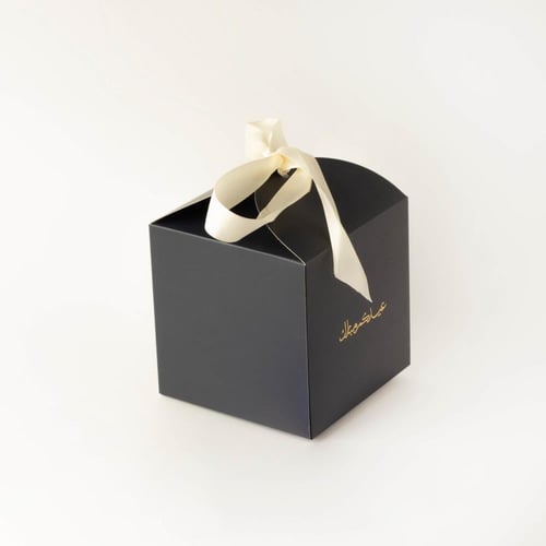 علبة توزيعات لون كحلي بتصميم فاخر بشريطة وعبارة عي...