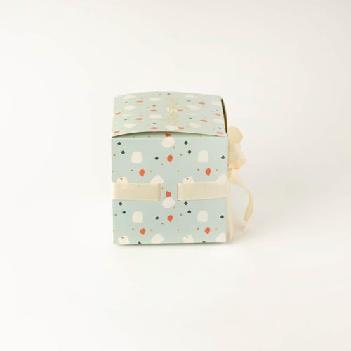 علب التوزيعات الفاخرة لون سماوي بنمط تيرازو بعبارة...