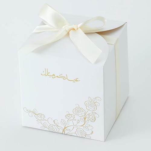 علبة توزيعات لون أبيض بزخرفة ذهبية بتصميم فاخر بشر...