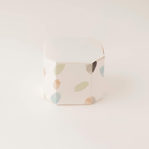 علب التوزيعات الفاخرة لون ابيض رختمي بعبارة عيدكم...