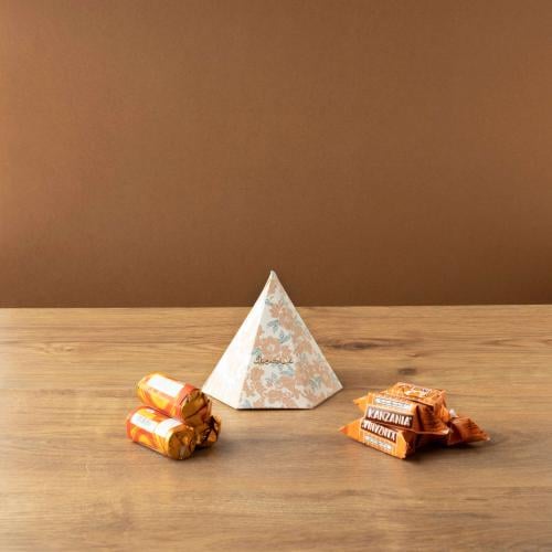 علب توزيعات بشكل هرمي فاخر وشريطةبيج بعبارة عيدكم...