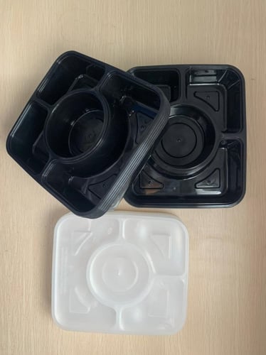 علب بلاستيك للميكروويف بغطاء شفاف -4 أقسام / العدد...