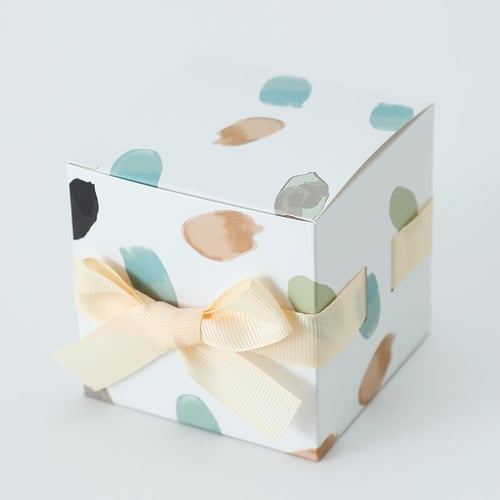 علبة فاخرة للكيك والحلويات لون أبيض بنمط تيرازو وش...