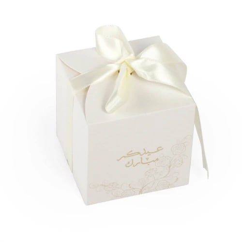 علبة توزيعات لون أبيض بزخرفة ذهبية بتصميم فاخر بشر...