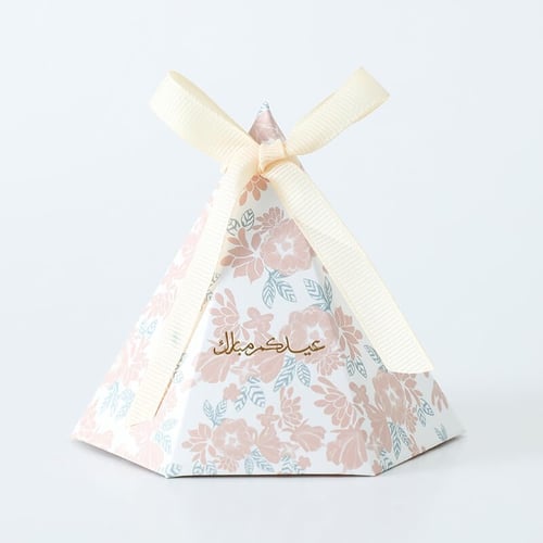 علب توزيعات بشكل هرمي فاخر وشريطةبيج بعبارة عيدكم...
