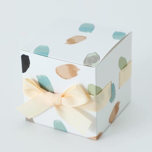 علبة فاخرة للكيك والحلويات لون أبيض بنمط تيرازو وش...