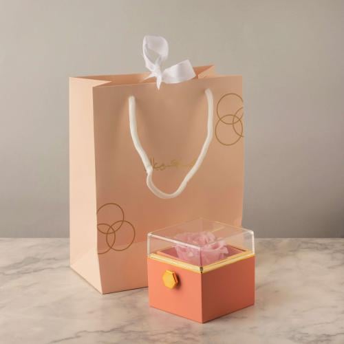 أكياس فاخرة للعيد لون بيج بدوائر ذهبية وختم "عيدكم...