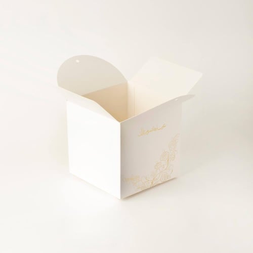 علبة توزيعات بتصميم فاخر بشريطة وعبارة عيدكم مبارك...