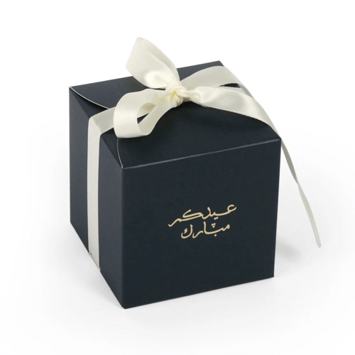 علبة توزيعات لون كحلي بتصميم فاخر بشريطة وعبارة عي...