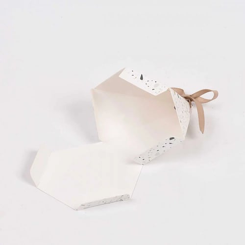 علب توزيعات شوكولاته بشكل هرمي فاخر وعبارة عيدكم م...