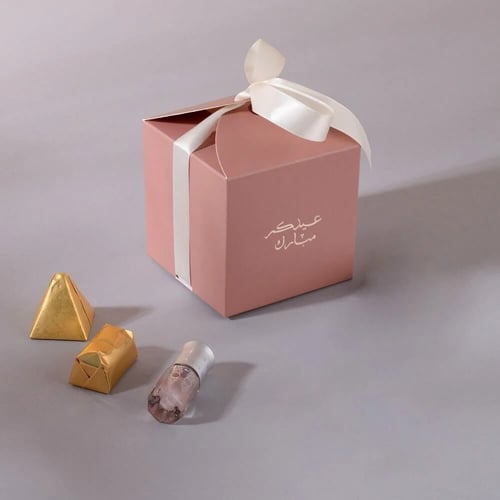 علبة توزيعات لون بني بتصميم فاخر بشريطة وعبارة عيد...