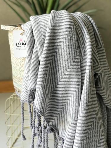 بطانية تشيفرون رمادي محبوكة مزينة بأهداب مبرومة