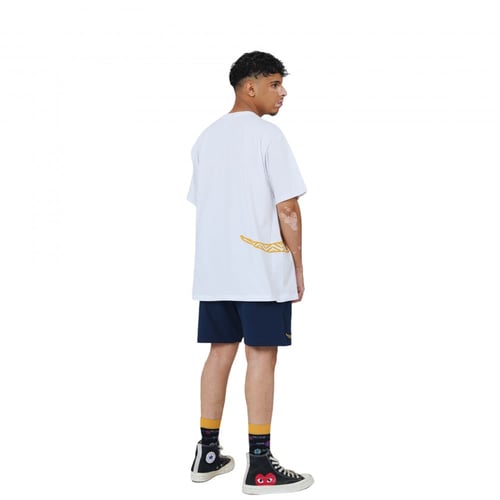 تيشيرت أبيض «اش ماخ» بنقشة شماغ عربية