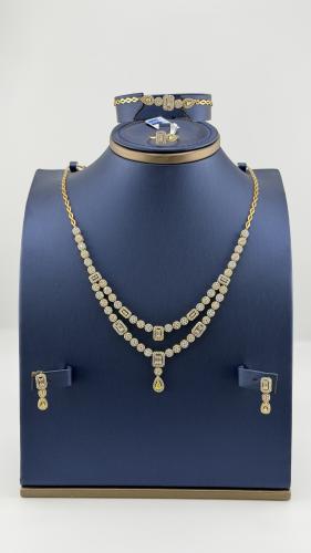 طقم ذهب تصميم الماس عيار 18