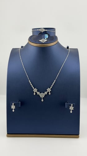 طقم ابيضّ دقة الماسّ برسمة الورد