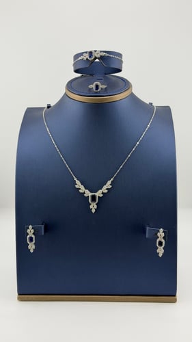 طقم ذهب ابيض تصميم الماس عيار 18