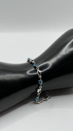 سوار فضة بفصوص زرقا عيار 925