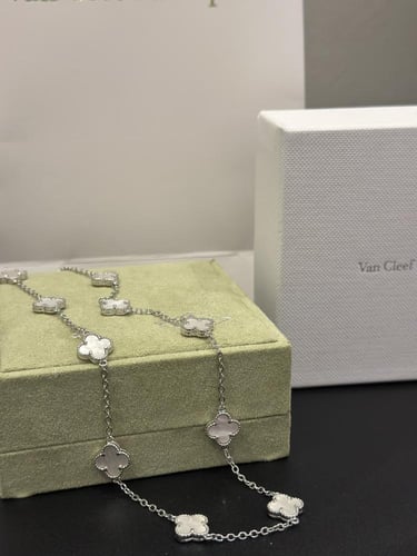 سلسال فان كليف عشرة وردات ميني ابيض