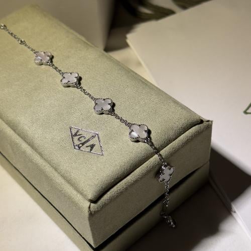 سوار فان كليف فضي ابيض وردات صغيره