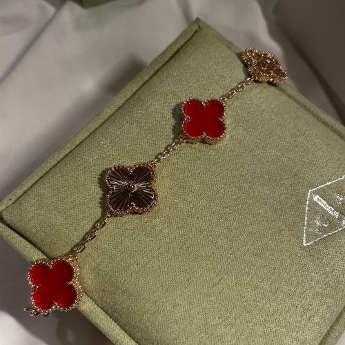 سوار فان كليف ٥ وردات اللون الأحمر والروز