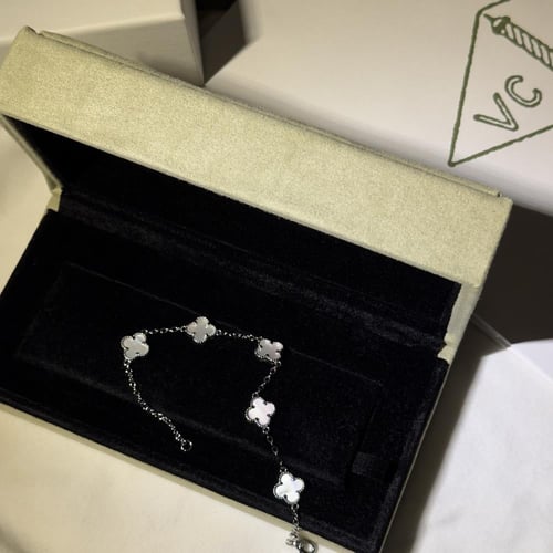 سوار فان كليف فضي ابيض وردات صغيره