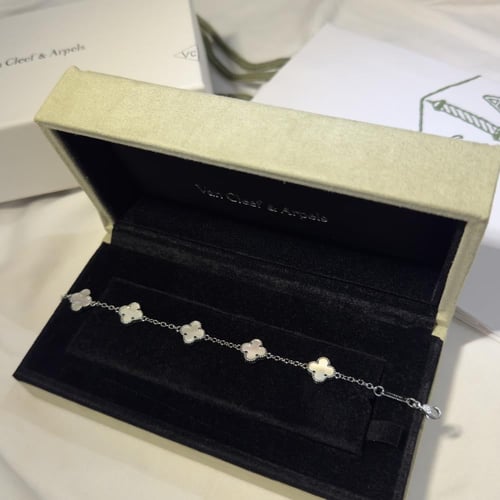 سوار فان كليف فضي ابيض وردات صغيره